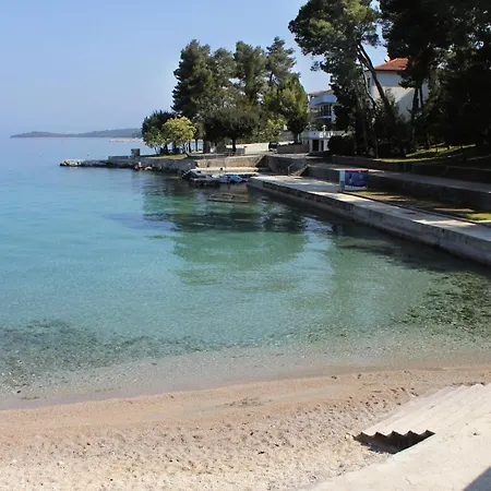 Apartments By The Sea Malinska, Krk - 19298 شقة